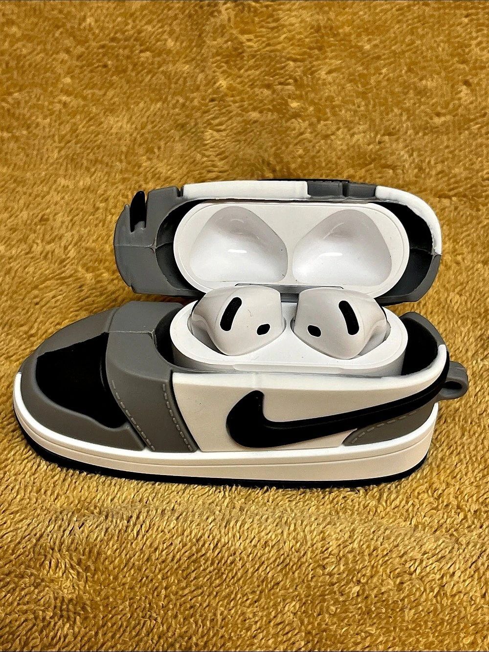 Air pod silicone case/holder - Picture 2 of 8